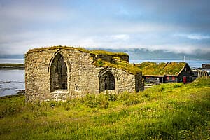 Kirkjubour & et la vieille ville de Tinganes