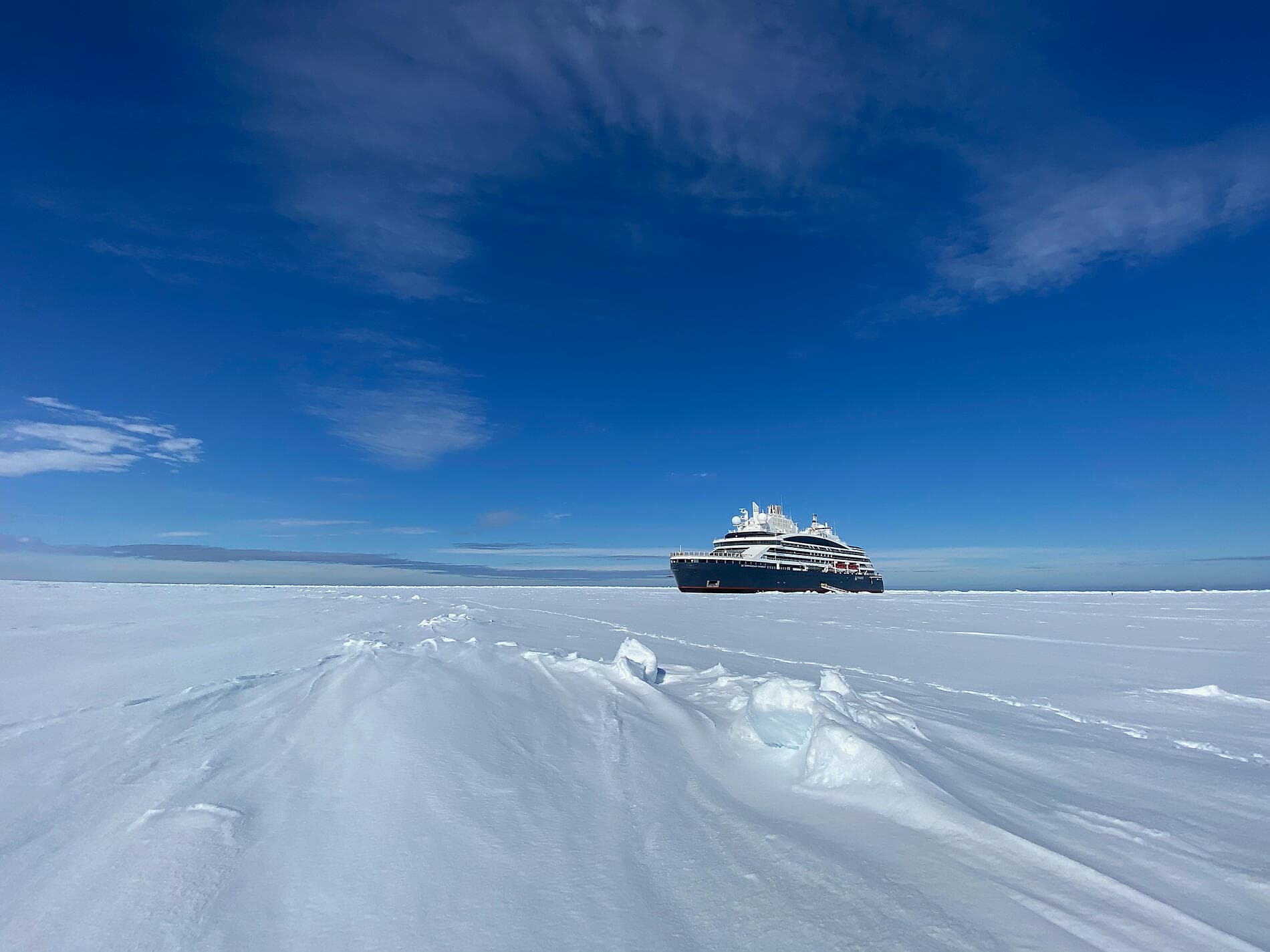 Entre deux continents, terres inexplorées orientales d'Antarctique 