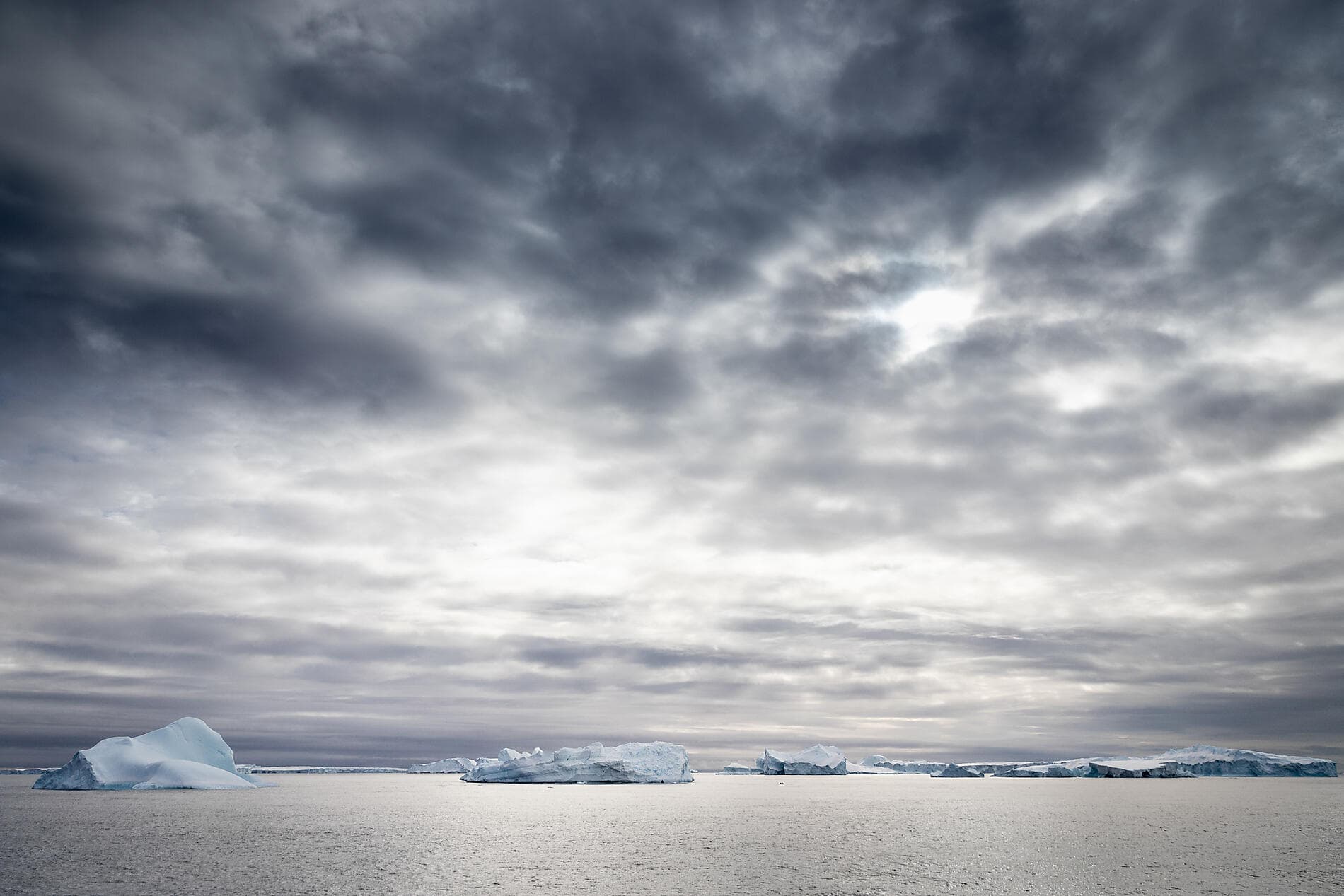 Entre deux continents, terres inexplorées orientales d'Antarctique